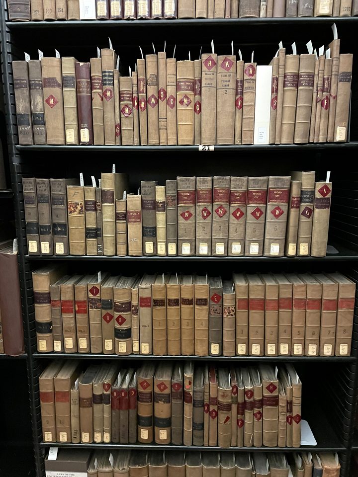 Estantería con volúmenes antiguos de derecho en una biblioteca jurídica