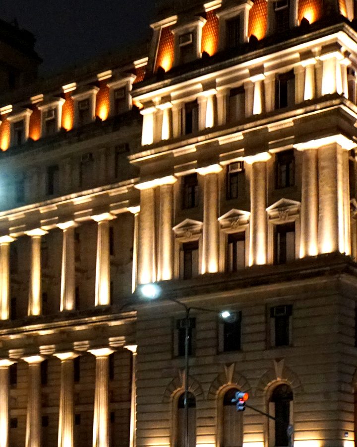 Fachada del Palacio de Justicia de la Nación iluminada de noche